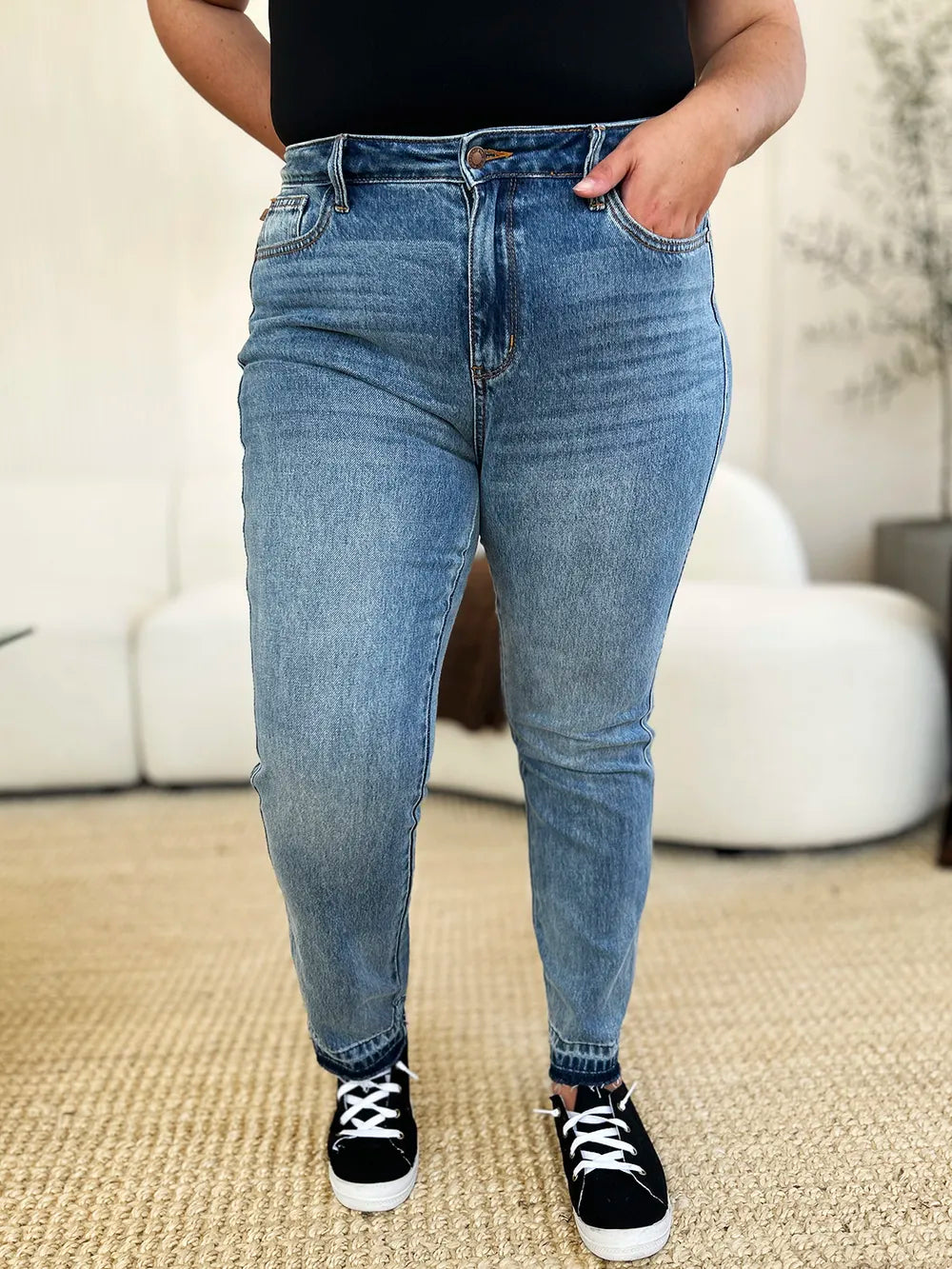 Judy Blue Full Size Mid Rise Rigid Magic Release Hem Jeans Fitggins