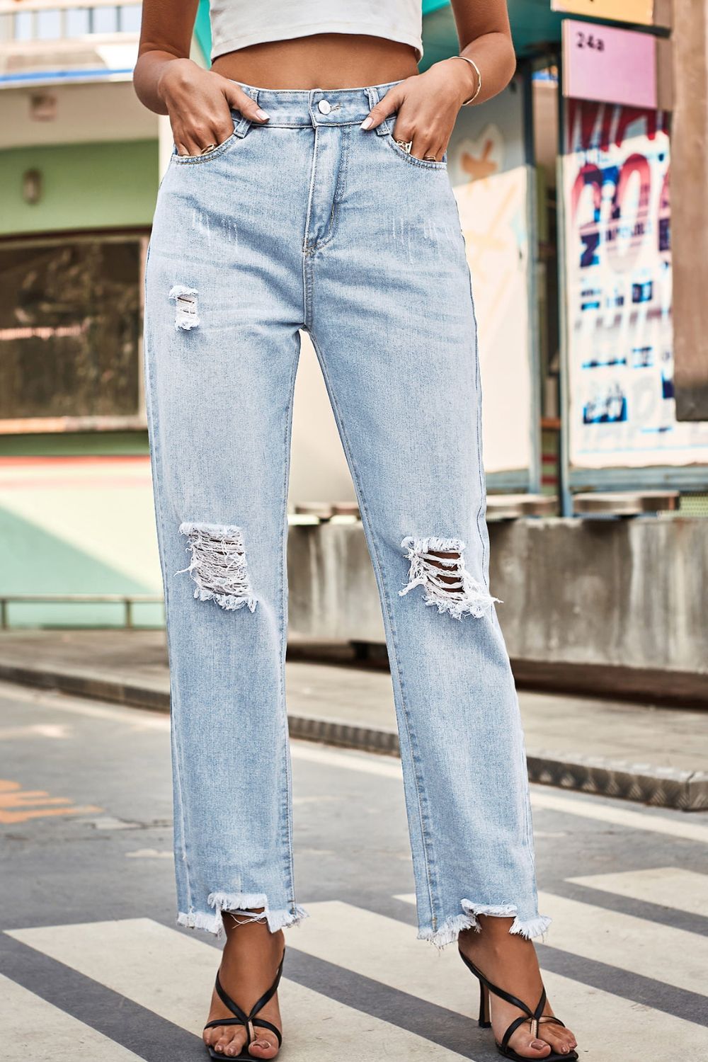 Distressed Buttoned Loose Fit Jeans Light Fitggins