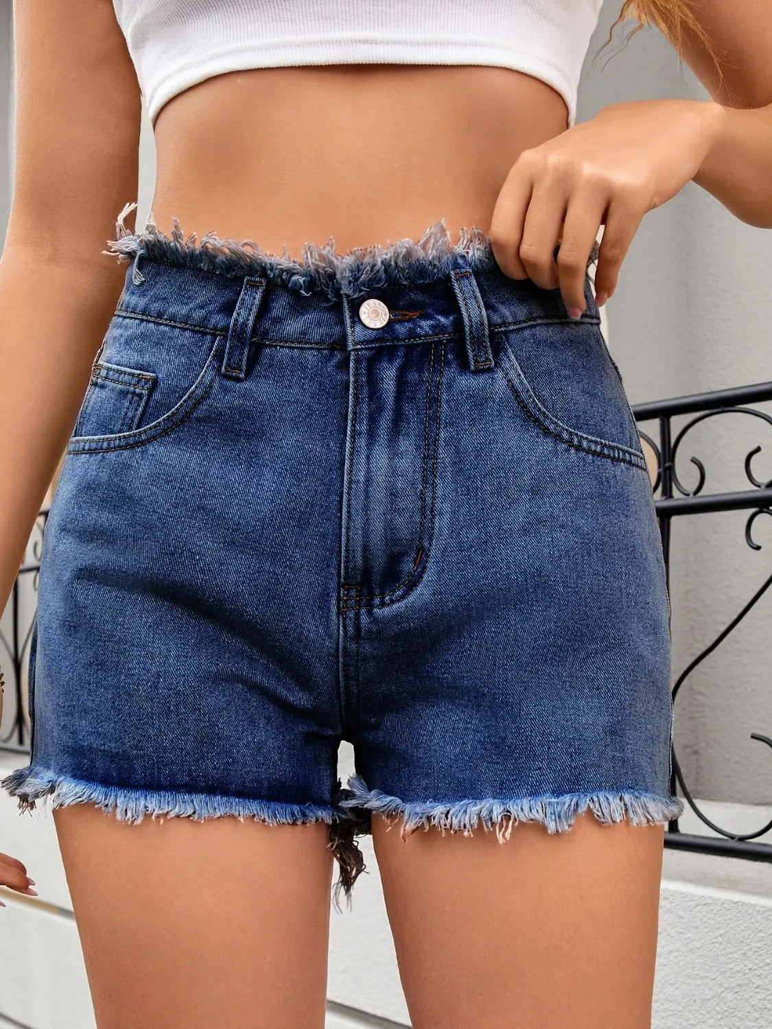 Washed Raw Hem Denim Shorts Medium Fitggins