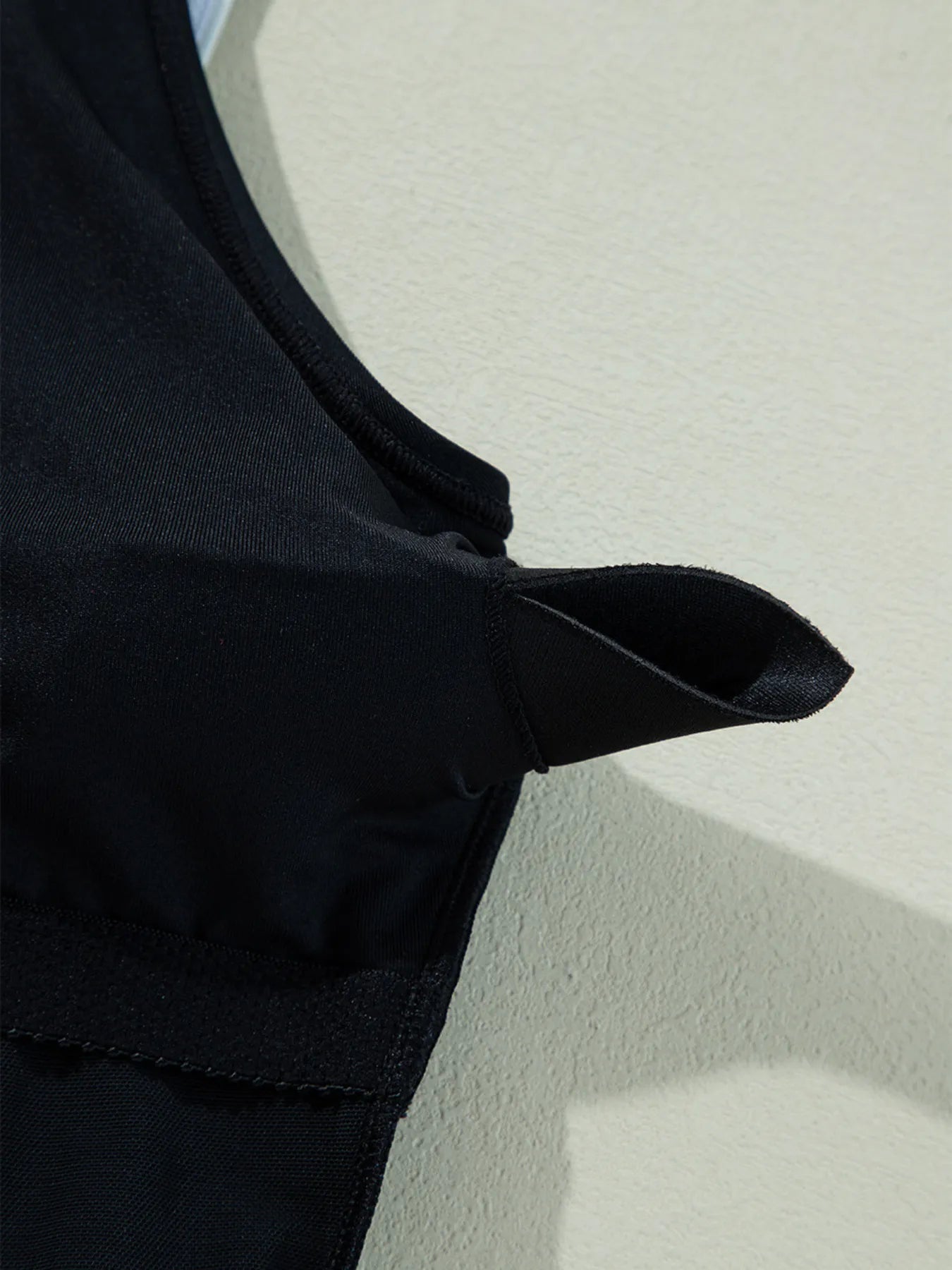 Ruffle Trim V-Neck One-Piece Swimsuit Fitggins