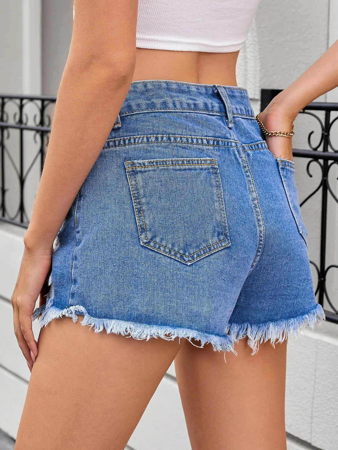Distressed Raw Hem Denim Shorts Fitggins
