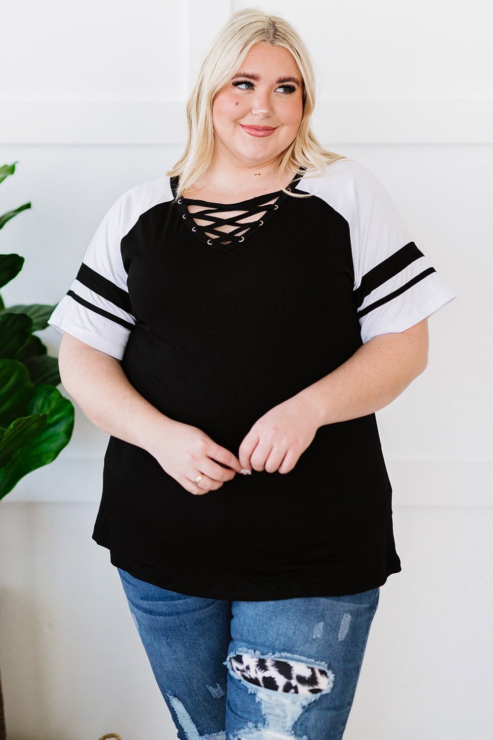 Plus Size Contrast Crisscross Tee Shirt - T-Shirts - FITGGINS